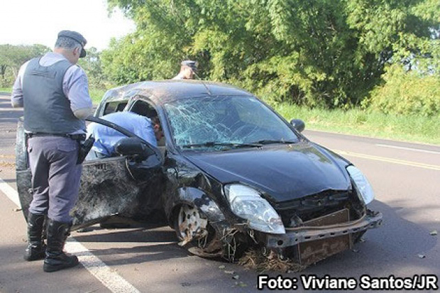 Mulher perde o controle e invade pista contrária na SP-294