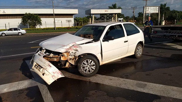 Carro e caminhão colidem na SP-294 em trevo de Tupã