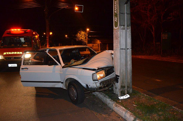 Motorista colide carro contra poste de energia em avenida de Tupã