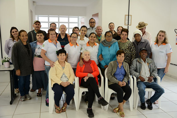 Agentes comunitários entregam cachecóis para moradores da Vila Dignidade