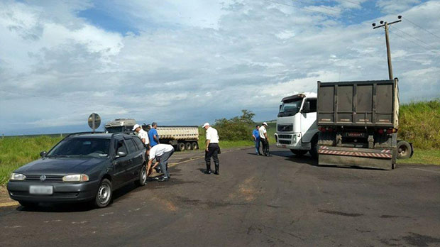 Carreta de Tupã se envolve em acidente na vicinal Tupã - Quatá