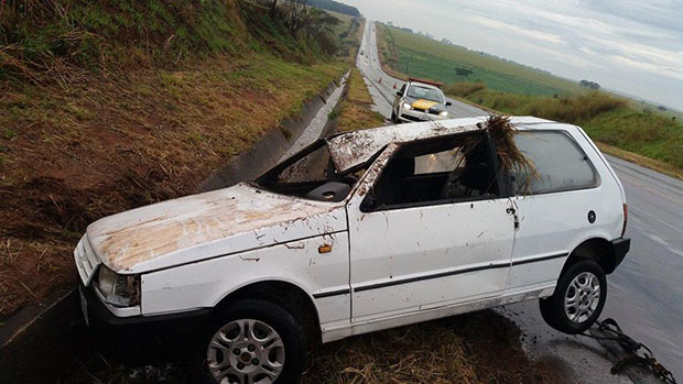 Carro capota na SP-294 no trecho entre Parapuã e Iacri