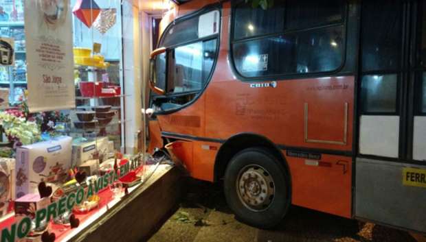 Ônibus desgovernado atinge bazar no centro de Adamantina