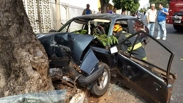 Motorista fica preso as ferragens após colidir carro contra árvore