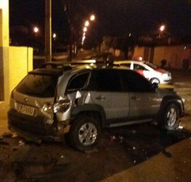 Motorista fica ferido após colidir contra carro estacionado em Tupã