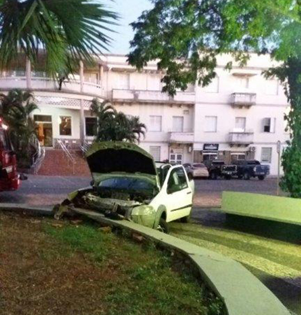 Motorista perde o controle e colide contra banco na Praça da Bandeira