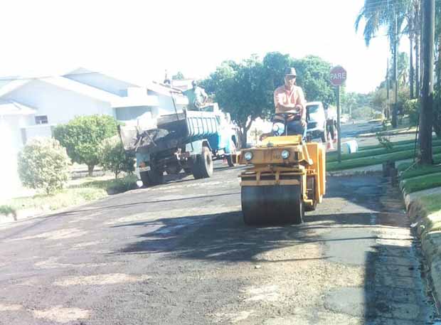 Operação tapa-buracos já recuperou diversos bairros do município