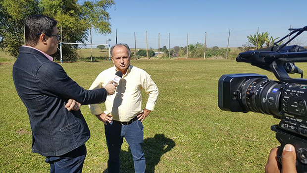 Alambrado do campo de Universo é consertado após indicação de vereador