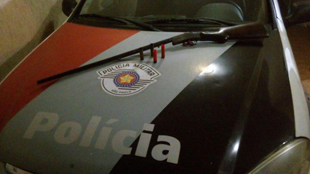 Após discussão com vizinha homem é flagrado com arma de fogo