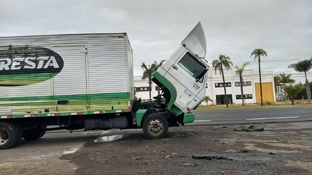 Caminhão pega fogo na parte elétrica na rodovia SP-294