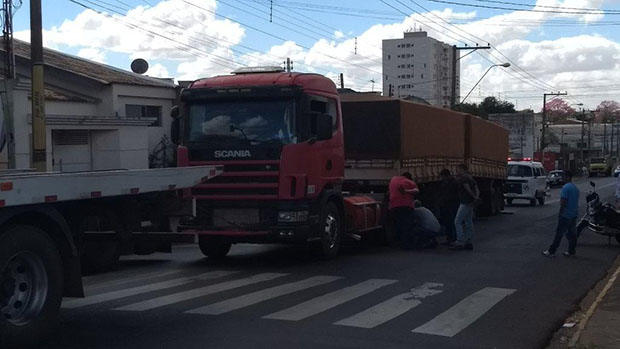 Carreta de Bastos apresenta problemas em via pública de Tupã