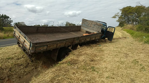 Colisão entre caminhonete e caminhão fere duas pessoas no trecho Iacri - Tupã