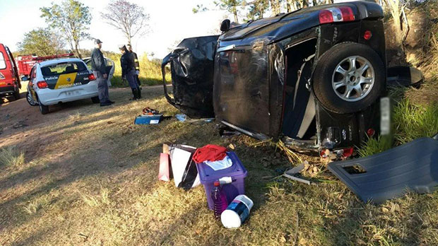 Veículo capota na SP-294 e motorista sai ilesa