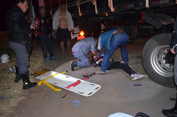 Duas pessoas ficam feridas em colisão entre caminhão em moto na SP-294