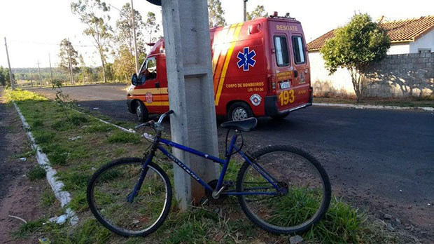 Ciclista e motoqueiro ficam feridos após acidente