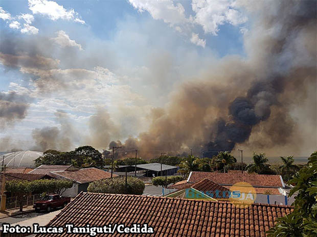 Incêndio provoca densa fumaça sobre a cidade de Iacri