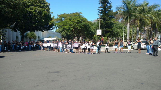 Centenas de pessoas participam de caminhada contra a violência doméstica