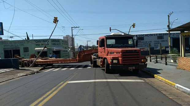 Manobra errada de carreta deixa moradores sem energia