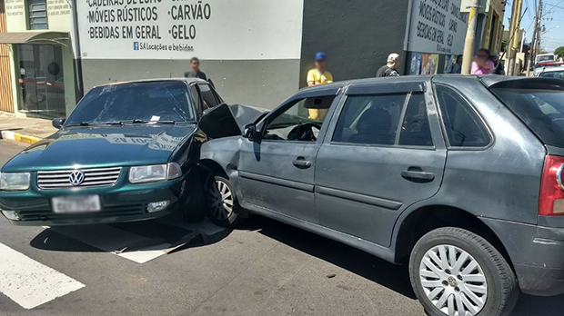 Motorista não respeita sinal e provoca acidente em cruzamento