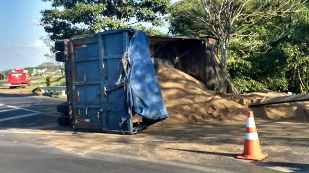 Motorista fica ferido ao tombar caminhão na rotatória de Herculândia