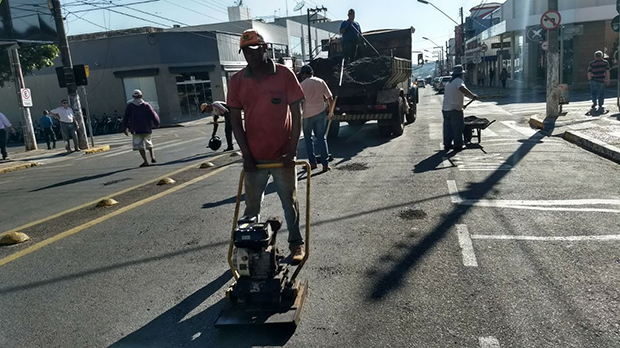 Operação Tapa-Buracos chega à avenida Tamoios