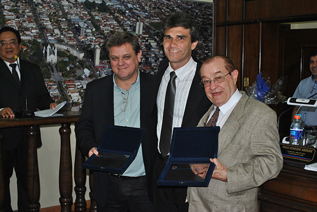 Alexandre Scombatti entrega moção de congratulação ao Grupo Visão