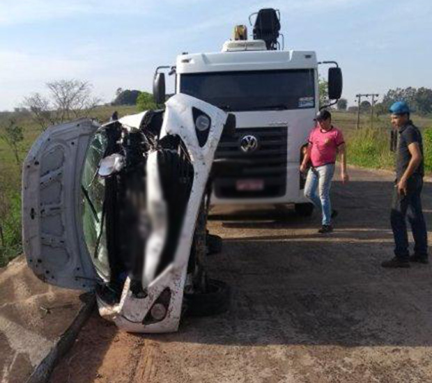 Carro capota na vicinal que liga Rinópolis a Iacri