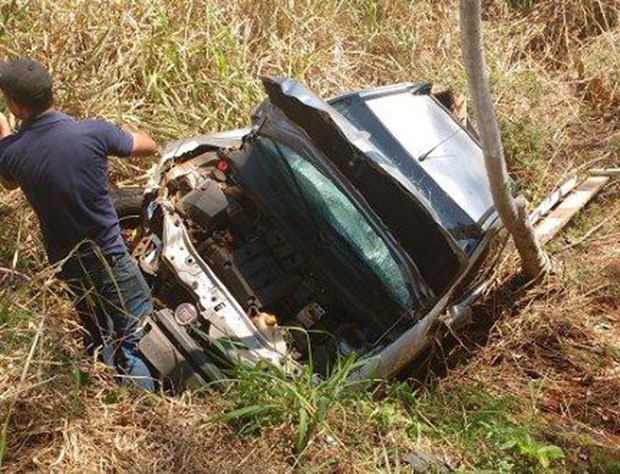 Motorista perde o controle e veículo cai em barranco na SP-294