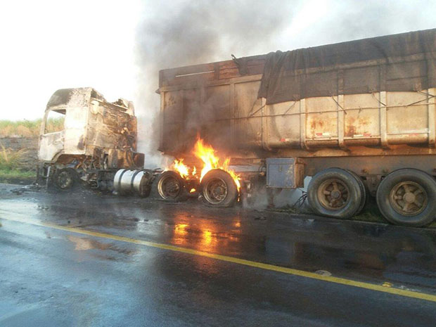 Carreta carregada de esterco pega fogo na SP-457 no trecho entre Bastos e Rancharia