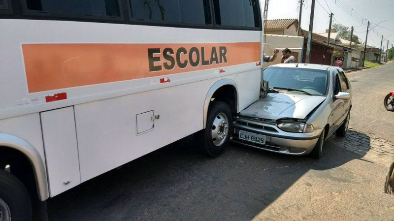 Veículo bate na traseira de ônibus escolar em Tupã