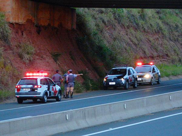 Jovem de 22 anos tenta tirar a própria vida e se joga do viaduto sobre a rodovia