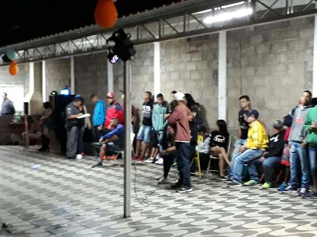 PM interrompe baile funk em Quintana com diversos adolescentes