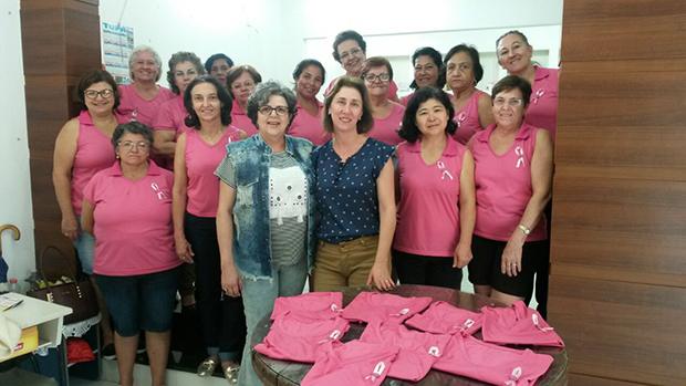 Assistência Social confecciona camisetas rosas para mulheres com câncer