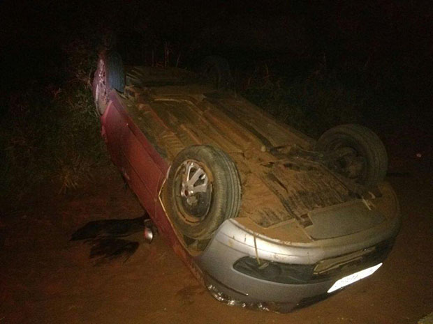 Capotamento na SP - 383 fere criança e adolescente