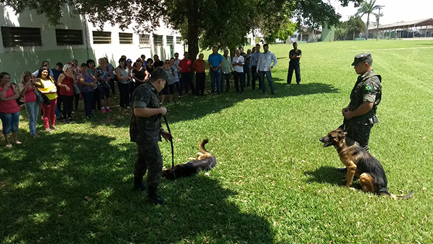 Idosos de Tupã visitam 37º Batalhão de Infantaria Leve em Lins