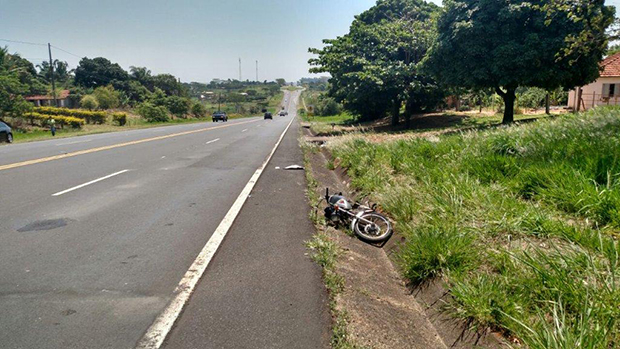 Motociclista é atingida por carro ao cruzar rodovia SP-294