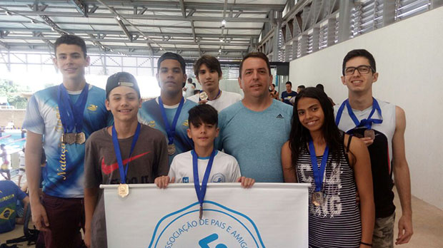 Natação conquista 12 medalhas no Campeonato Paulista da Federação Aquática