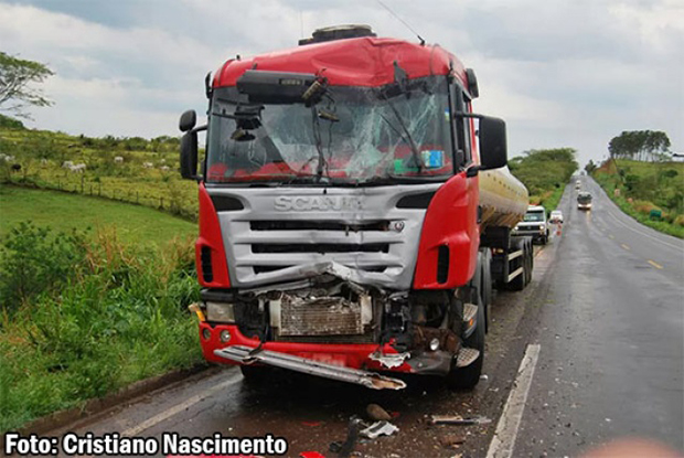 Acidente envolvendo foi caminhões deixa dois feridos na SP-425 em Parapuã