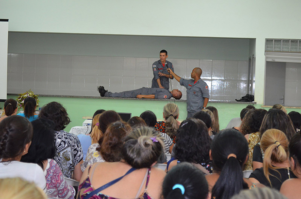 Capacitação com Corpo de Bombeiros envolve educadores das creches municipais