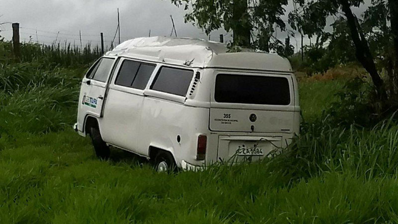 Kombi da Prefeitura de Tupã com paciente se envolve em acidente