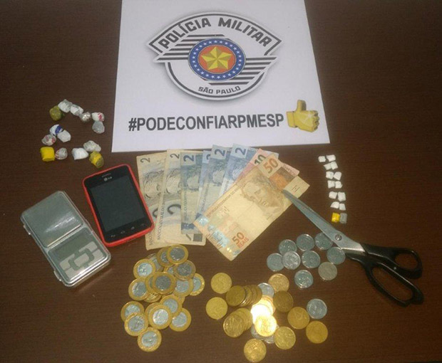 PM prende jovem de 18 anos após denúncia de tráfico de drogas