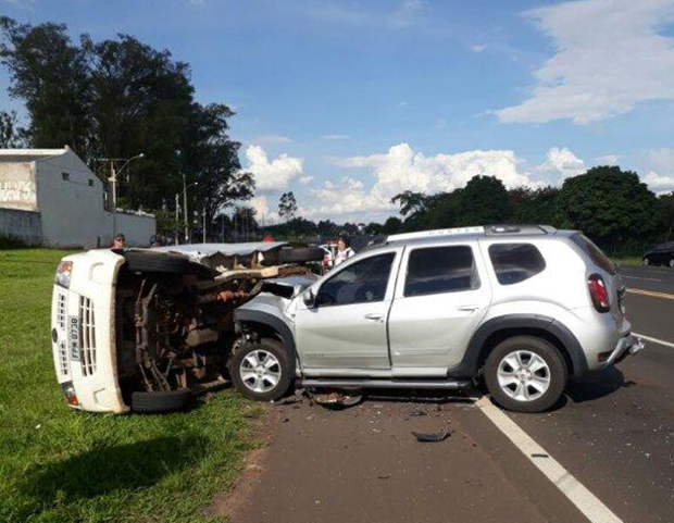 3 pessoas ficam feridas em acidente na rodovia SP-294