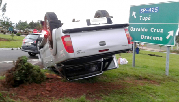 Família sai ilesa de capotamento na rodovia SP-294