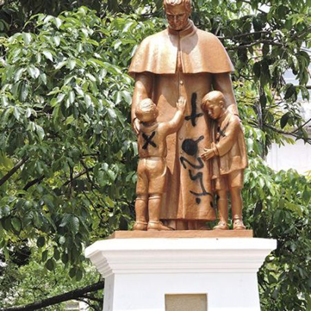 Monumento na Praça Dom Bosco volta a ser pichado