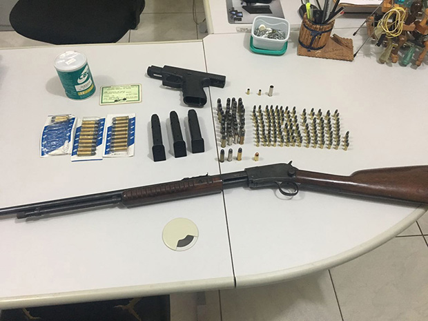 DIG cumpre mandado e apreende armas de fogo de munições