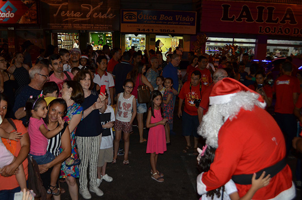 Abertura da Casa do Papai Noel reúne grande público na Tamoios