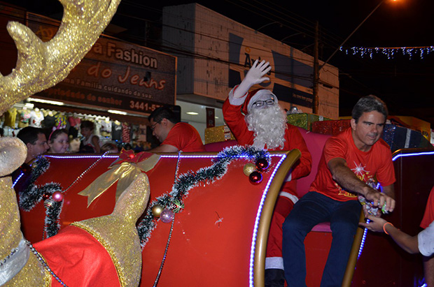 Papai Noel leva esperança e alegria à população