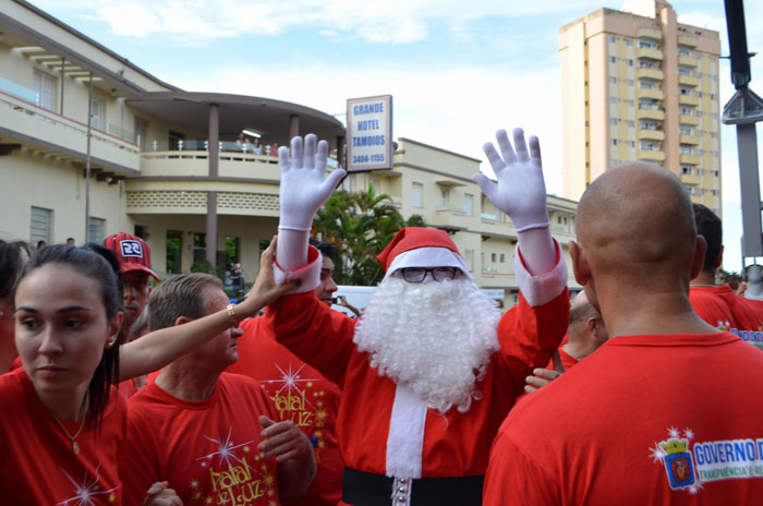 Papai Noel estará na feira livre da Praça da Figueira nesta quarta (20)