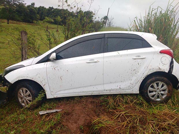 Jovem de 22 anos se fere em capotamento na SP-294