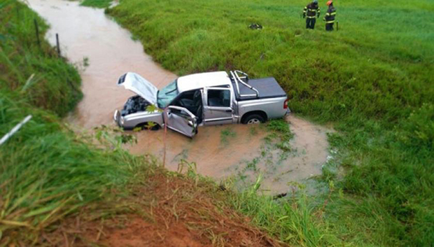 Motorista morre após capotar caminhonete em vicinal e cair em córrego